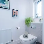 Spacious & Bright 2-bed By 53 Degrees Property, Perfect For Couples With Parking & Garden 度假居