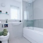 Spacious & Bright 2-bed By 53 Degrees Property, Perfect For Couples With Parking & Garden 度假居 *