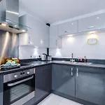 Spacious & Bright 2-bed By 53 Degrees Property, Perfect For Couples With Parking & Garden 曼彻斯特