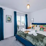 Spacious & Bright 2-bed By 53 Degrees Property, Perfect For Couples With Parking & Garden 度假居