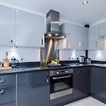 Spacious & Bright 2-bed By 53 Degrees Property, Perfect For Couples With Parking & Garden 曼彻斯特