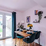 Spacious & Bright 2-bed By 53 Degrees Property, Perfect For Couples With Parking & Garden 度假居