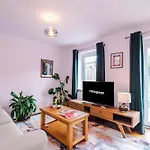 Spacious & Bright 2-bed By 53 Degrees Property, Perfect For Couples With Parking & Garden 度假居
