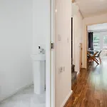 Stylish 4 Bedroom With Wifi, Free Parking And Close To Old Trafford *