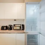 Stylish 4 Bedroom With Wifi, Free Parking And Close To Old Trafford Apartmán *
