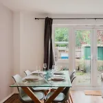 Stylish 4 Bedroom With Wifi, Free Parking And Close To Old Trafford Apartmán Manchester