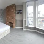 Full With Free Parking In Moss Bank Near Cheetham Hill, Crumpsall, 度假居 *