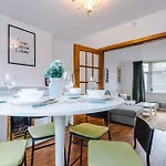 Holiday home Driveway Stunning 3bedroom In Withington *