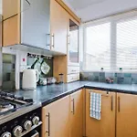 Driveway Stunning 3bedroom In Withington Holiday home