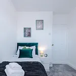 Holiday home Driveway Stunning 3bedroom In Withington *