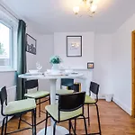 Driveway Stunning 3bedroom In Withington Holiday home