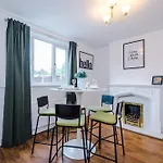 Holiday home Driveway Stunning 3bedroom In Withington *