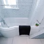 Driveway Stunning 3bedroom In Withington