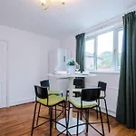 Holiday home Driveway Stunning 3bedroom In Withington