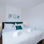 Holiday home Driveway Stunning 3bedroom In Withington *