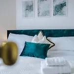 Holiday home Driveway Stunning 3bedroom In Withington