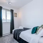 Driveway Stunning 3bedroom In Withington