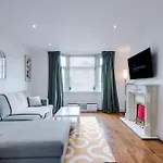 Driveway Stunning 3bedroom In Withington Manchester