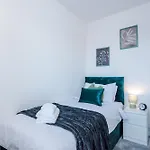 Driveway Stunning 3bedroom In Withington *