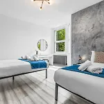 Modern Centre Townhouse Sleeps 10 & Parking Manchester