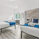 Hébergement de vacances Modern Centre Townhouse Sleeps 10 & Parking