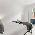 Modern Centre Townhouse Sleeps 10 & Parking *