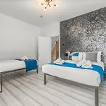 Modern Centre Townhouse Sleeps 10 & Parking Manchester