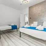 Modern Centre Townhouse Sleeps 10 & Parking Manchester