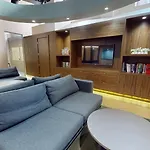 Fletcher House In Apartment
