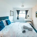 3-bed Retreat - Sleeps 8 Garden & Parking *