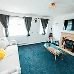 3-bed Retreat - Sleeps 8 Garden & Parking * Manchester