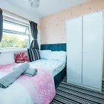 3-bed Retreat - Sleeps 8 Garden & Parking * Manchester