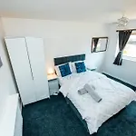 3-bed Retreat - Sleeps 8 Garden & Parking *