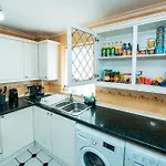 3-bed Retreat - Sleeps 8 Garden & Parking