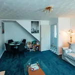 3-bed Retreat - Sleeps 8 Garden & Parking Casa vacanze