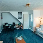 Family & Group In - Free Parking Holiday home Manchester