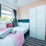 Family & Group In - Free Parking Holiday home