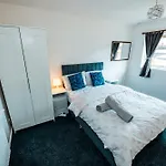 Family & Group In - Free Parking Holiday home *