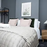 Sleeps 14 The Old Trafford Family Zen By Genesis Living Manchester