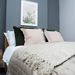 Sleeps 14 The Old Trafford Family Zen By Genesis Living