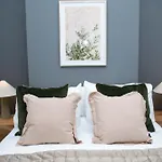 Sleeps 14 The Old Trafford Family Zen By Genesis Living