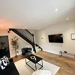 Convenient House By Ankers Contractors With Free Parking Manchester