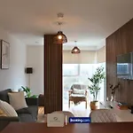3 Bedroom By Paul & Malin Short Lets & Serviced Stretford With Gym Access