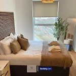 3 Bedroom By Paul & Malin Short Lets & Serviced Stretford With Gym Access 公寓