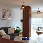 3 Bedroom By Paul & Malin Short Lets & Serviced Stretford With Gym Access 曼彻斯特