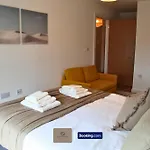 3 Bedroom By Paul & Malin Short Lets & Serviced Stretford With Gym Access * 曼彻斯特