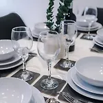 Spacious 2-bed 5mins To Co-op Live & Etihad Campus W Free Parking بيت للعطل