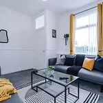 Spacious 2-bed 5mins To Co-op Live & Etihad Campus W Free Parking بيت للعطل *