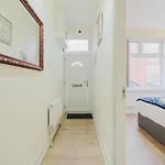 Stylish 3 Bedroom House 20 - Free Parking Manchester