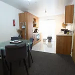 Close To Centre 3-bed Townhouse, Sleeps 7, Free Parking, Great Transport Links *